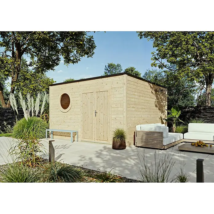 Fjordholz Gartenhaus Rondo 40 D - Außenmaß inkl. Dachüberstand (B x T): 400 x 400 cm, Holz, Naturbelassen - Gartenhaus aus hellem Naturholz mit Rundfenster und Doppeltüren, in einem modernen Garten mit Außensitzgelegenheiten.