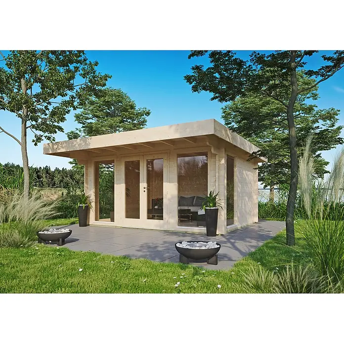 Fjordholz Gartenhaus Greta 44 A Farbbehandlung Schwedenrot - Außenmaß inkl. Dachüberstand (B x T): 435 x 350 cm, Holz, Naturbelassen - Helles Gartenhaus aus Holz mit großen Glastüren auf einer Terrasse, umgeben von Bäumen und Rasen, als Außenwohnraum.