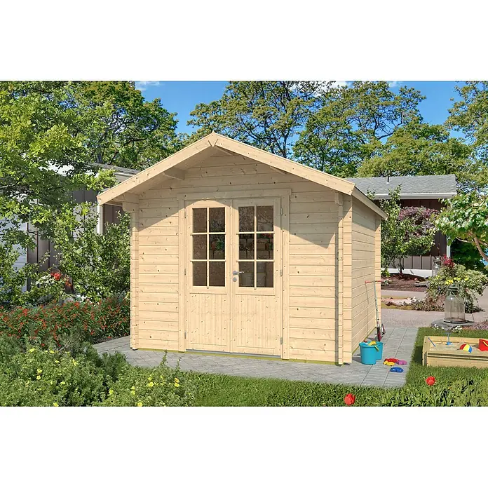 Fjordholz Gartenhaus Lexi 44 E Premium Halbglas-Tür Farbbehandlung Carbongrau - Außenmaß inkl. Dachüberstand (B x T): 280 x 320 cm, Holz, Naturbelassen - Gartenhaus aus hellem Holz mit Doppeltür und Fenstern, in einem Garten auf Pflastersteinen.