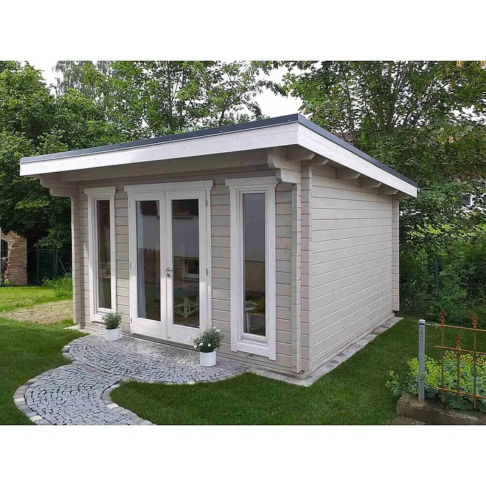 Fjordholz Gartenhaus Jacob 70 C - Außenmaß inkl. Dachüberstand (B x T): 420 x 360 cm, Holz, Farblose Imprägnierung - Helles, graues Holzgartenhaus mit großen Glastüren und Fenstern, in einem grünen Garten mit Steinweg.