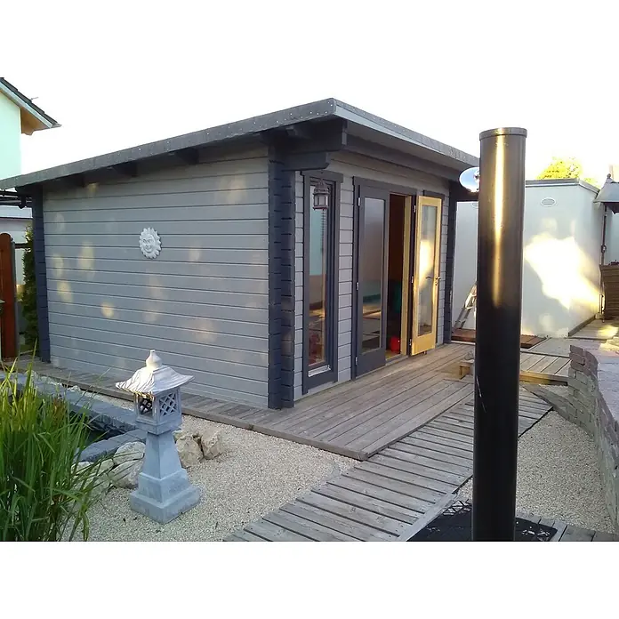 Fjordholz Gartenhaus Jacob 70 C - Außenmaß inkl. Dachüberstand (B x T): 420 x 360 cm, Holz, Farblose Imprägnierung - Graues Holzgartenhaus mit Flachdach, Sonnenverzierung und offener Tür zu einer Holzterrasse.