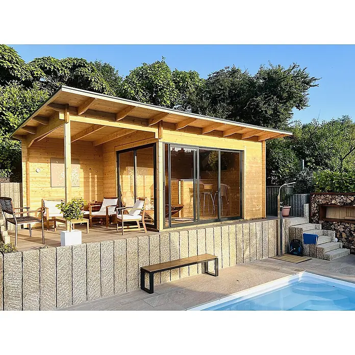Fjordholz Gartenhaus Starla 44 C - Außenmaß inkl. Dachüberstand (B x T): 641,6 x 325 cm, Holz, Grau Imprägnierung - Helles Gartenhaus aus Holz mit überdachter Terrasse und Glasschiebetüren, neben einem Swimmingpool.