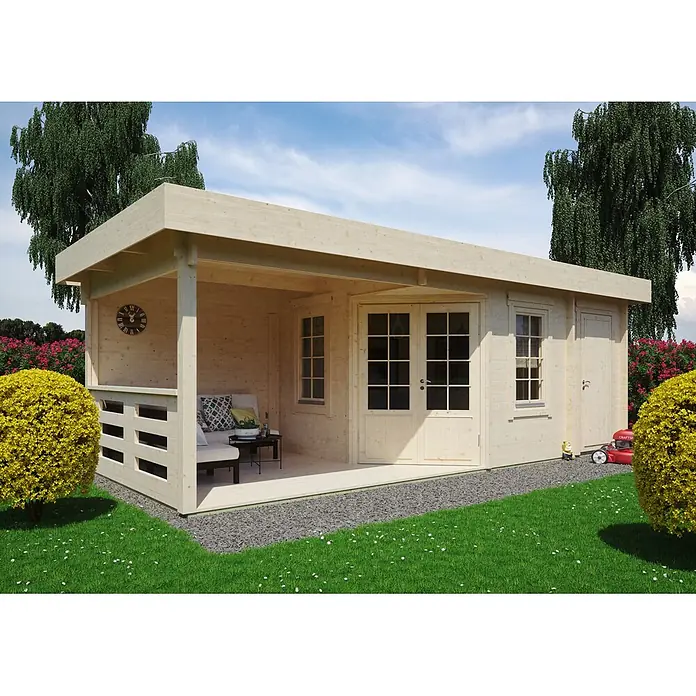 Fjordholz Gartenhaus Nora 44 E Klassik ohne Imprägnierung - Außenmaß inkl. Dachüberstand (B x T): 730,1 x 320 cm, Holz, Naturbelassen - Gartenhaus aus hellem Holz mit überdachter Terrasse, in einem grünen Garten mit Bäumen und Sträuchern.