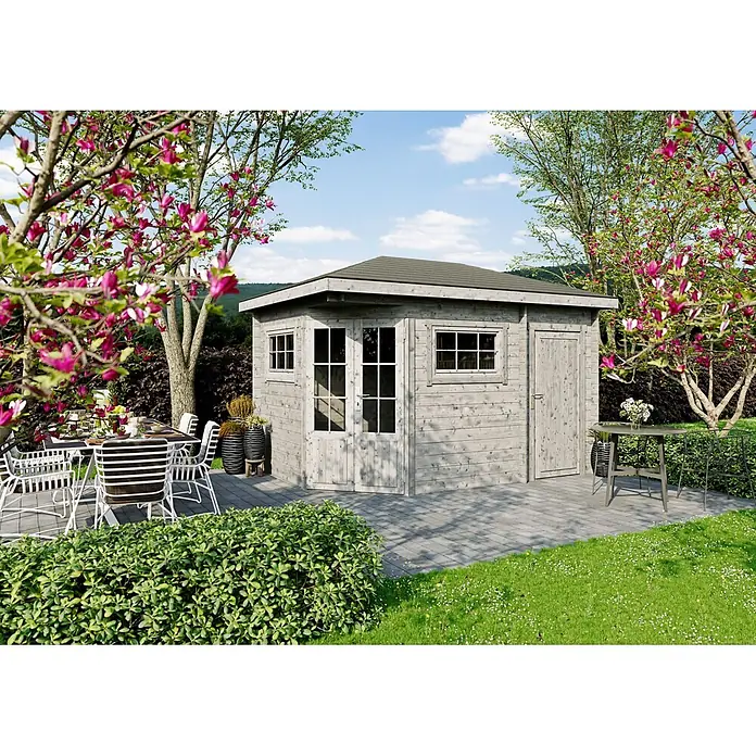 Fjordholz Gartenhaus Evelyn 2D - Außenmaß inkl. Dachüberstand (B x T): 380 x 260 cm, Holz, Naturbelassen - Polygonaler hellgrauer Holzgeräteschuppen mit Fenstern und Türen auf einer gepflasterten Terrasse im Garten.