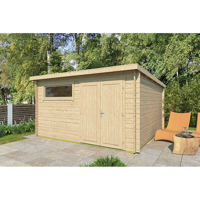 Fjordholz Gartenhaus Gent 28 G Grau Imprägnierung - Außenmaß inkl. Dachüberstand (B x T): 418 x 418 cm, Holz, Naturbelassen - Gartenhaus aus hellem Naturholz auf einer Terrasse, mit einem Fenster und Doppeltüren.