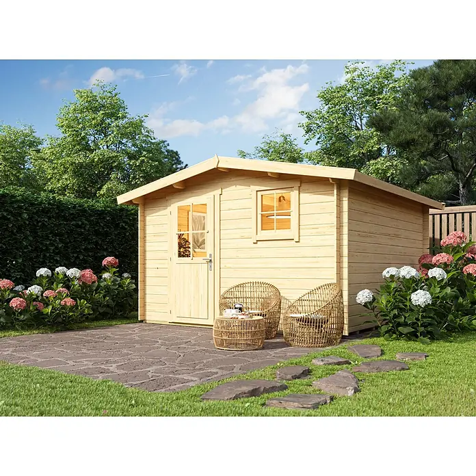 Fjordholz Gartenhaus Eliza 5B - Außenmaß inkl. Dachüberstand (B x T): 356 x 356 cm, Holz, Naturbelassen - Helles Holzgartenhaus mit kleiner Terrasse und Korbstühlen, umgeben von üppigem Grün und Blumen.