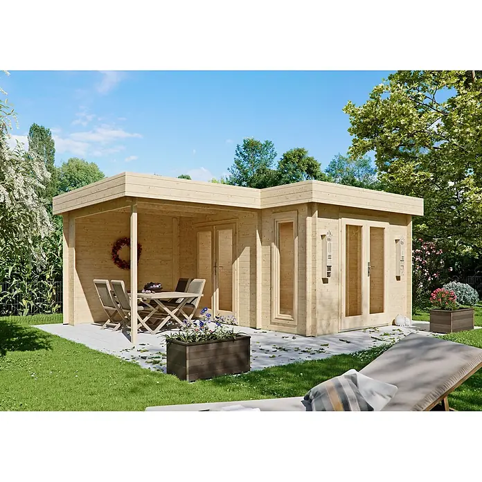 Fjordholz Gartenhaus Wendy 28 - Außenmaß inkl. Dachüberstand (B x T): 548 x 418 cm, Holz, ohne Imprägnierung - Natürliches Holzgartenhaus mit integrierter überdachter Terrasse, in einem grünen Garten.