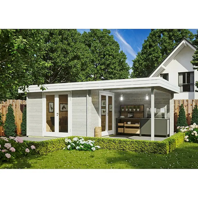 Fjordholz Gartenhaus Ranja 44 Kiefer/Pinie Imprägnierung - Außenmaß inkl. Dachüberstand (B x T): 637 x 360 cm, Holz, Naturbelassen - Helles Holzgartenhaus mit Außenküche in einem grünen Garten.