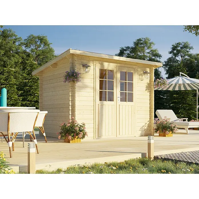 Fjordholz Gartenhaus Annika 28 A - Außenmaß inkl. Dachüberstand (B x T): 290 x 200 cm, Holz, Naturbelassen - Gartenhaus aus hellem Holz mit Doppeltüren, auf einer Terrasse in einer natürlichen Gartenumgebung.