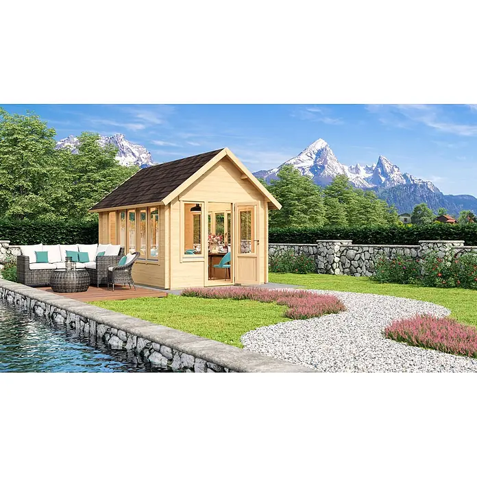 Fjordholz Gartenhaus Jura 70 ohne Imprägnierung - Außenmaß inkl. Dachüberstand (B x T): 320 x 468 cm, Holz, Naturbelassen - Gartenhaus aus Naturholz mit braunem Dach, an einem Gewässer mit Terrasse und Bergkulisse gelegen.