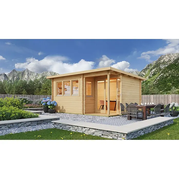 Fjordholz Gartenhaus Home Office Sam 70 - Außenmaß inkl. Dachüberstand (B x T): 500 x 400 cm, Holz, Farbbehandlung Lichtgrau - Helle Holzgartenhütte mit Essbereich im Freien, dient als Gartenbüro in einer Landschaft mit Bergblick.