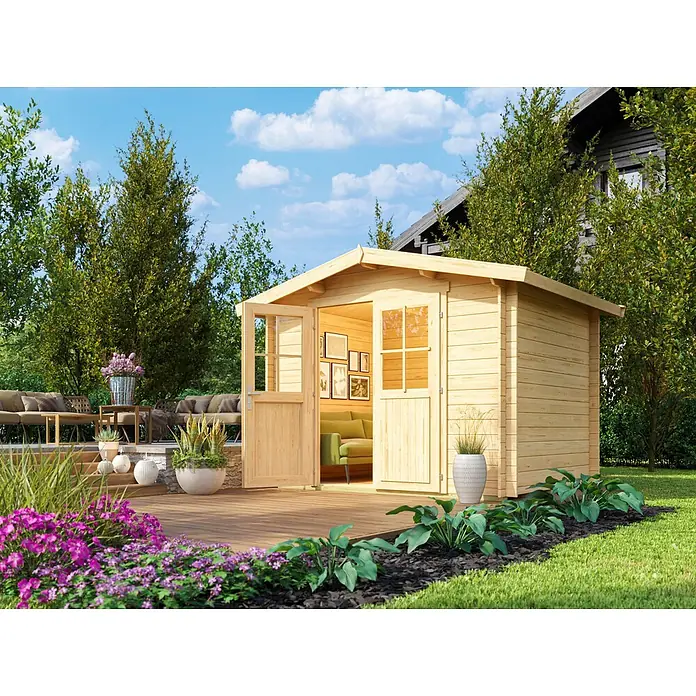Fjordholz Gartenhaus Eliza 2D - Außenmaß inkl. Dachüberstand (B x T): 296 x 230 cm, Holz, Naturbelassen - Ein helles Holzgartenhaus mit offenen Türen, innen möbliert, auf einer Holzterrasse in einem grünen Garten.