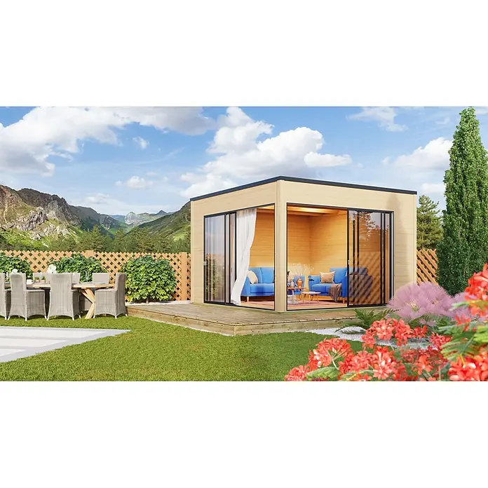 Fjordholz Gartenhaus Q-BIC Alu 44 B 6mm Einfachglas - Außenmaß inkl. Dachüberstand (B x T): 380 x 380 cm, Holz, Grau Imprägnierung - Modernes Gartenhaus aus Holz mit schwarz gerahmten Glastüren und blauer Sofa-Einrichtung, auf einer Terrasse in einem Garten mit Essplatz und Bergblick.