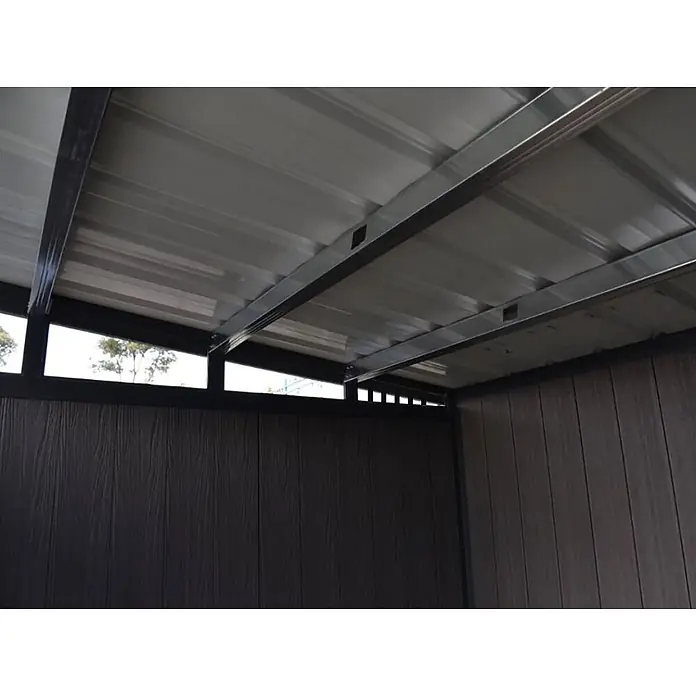 Fjordholz Gartenhaus Skylight Pent 7,40 m² - Außenmaß inkl. Dachüberstand (B x T): 348,4 x 212,4 cm, Aluminium, Schwarz / Grau - Schuppen-Innenansicht mit Wellblechdach, dunkelbraunen strukturierten Wänden und sichtbaren Metallstützbalken.