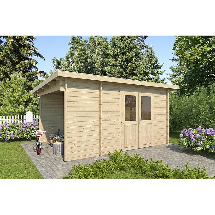 Fjordholz Gartenhaus Carla 28 A - Außenmaß inkl. Dachüberstand (B x T): 433 x 328 cm, Holz, Farbbehandlung Schwedenrot - Helles Gartenhaus aus Naturholz mit Doppeltüren und offenem Anbau, auf einer gepflasterten Terrasse im Garten.