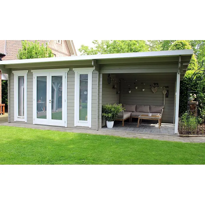Fjordholz Gartenhaus Jacob 44 B mit Seitendach - Außenmaß inkl. Dachüberstand (B x T): 690 x 300 cm, Holz, Farblose Imprägnierung - Grünes Gartenhaus aus Holz mit überdachter Terrasse, weiß abgesetzt. Die Terrasse hat Outdoor-Möbel in einem Garten.