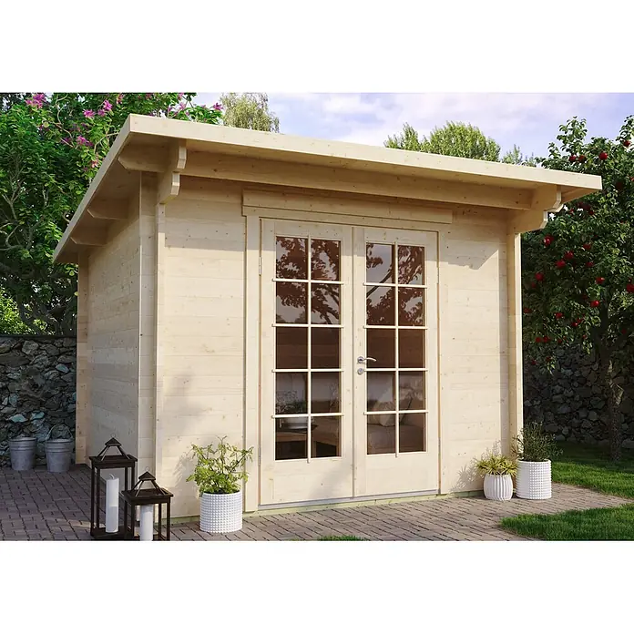 Fjordholz Gartenhaus Jacob 44 A - Außenmaß inkl. Dachüberstand (B x T): 320 x 320 cm, Holz, Grau Imprägnierung - Gartenhaus aus hellem Holz mit doppelten Glastüren, auf einer gepflasterten Terrasse im Garten.
