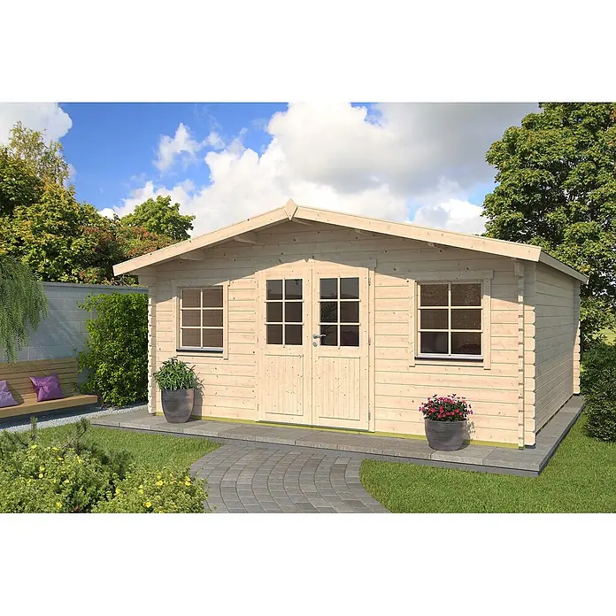 Fjordholz Gartenhaus Pepe 44 - Außenmaß inkl. Dachüberstand (B x T): 516,6 x 498 cm, Holz, Kiefer/Pinie Imprägnierung - Ein heller Holzgartenpavillon mit Doppeltüren und zwei Fenstern, auf einer gepflasterten Fläche in einem grünen Garten.