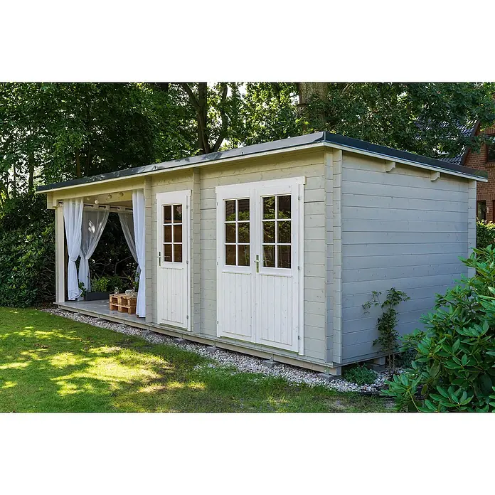 Fjordholz Gartenhaus Gent 28 D Farbbehandlung Lichtgrau - Außenmaß inkl. Dachüberstand (B x T): 781 x 298 cm, Holz, Naturbelassen - Hellgraues Holzgartenhaus mit weißen Doppeltüren, Fenstern und einer überdachten Veranda mit weißen Vorhängen, in einem grünen Garten.