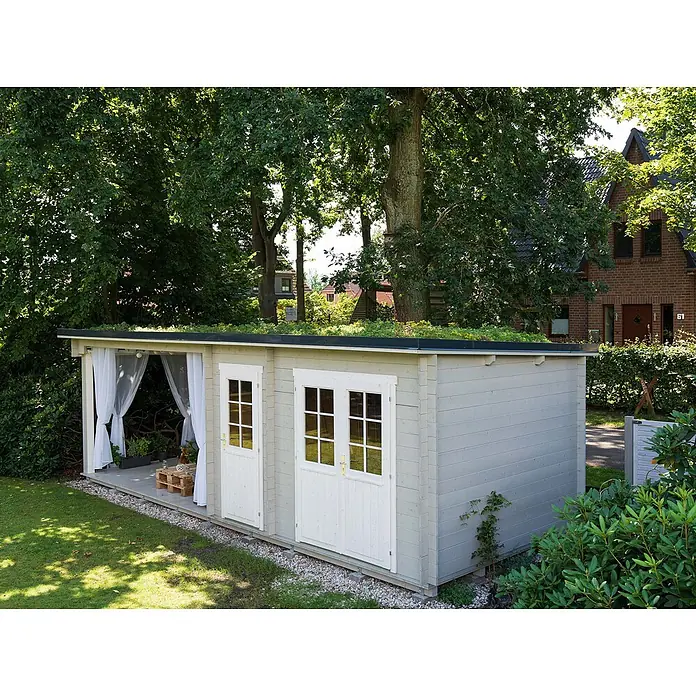 Fjordholz Gartenhaus Gent 28 D - Außenmaß inkl. Dachüberstand (B x T): 781 x 298 cm, Holz, Kiefer/Pinie Imprägnierung - Hellgraues Holz-Gartenhaus mit Gründach und überdachter Terrasse mit weißen Vorhängen.