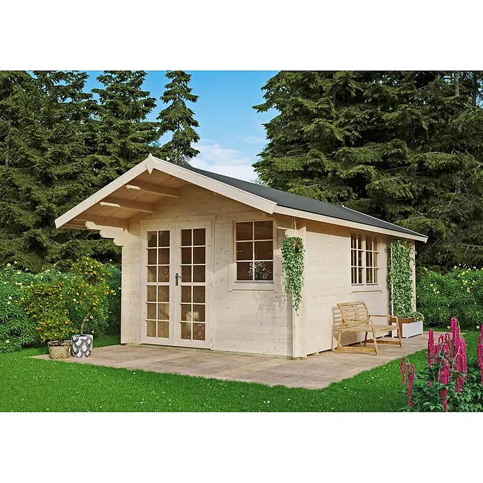 Fjordholz Gartenhaus Carl 40 C - Außenmaß inkl. Dachüberstand (B x T): 340 x 540 cm, Holz, Naturbelassen - Helles Gartenhaus aus Naturholz mit schwarzem Dach, auf einer Terrasse.