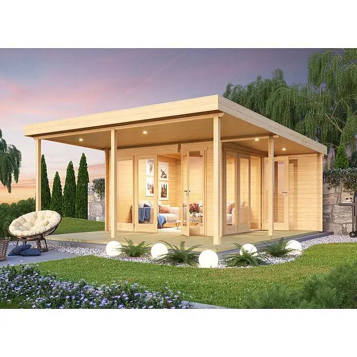 Fjordholz Gartenhaus Keno 70 Kiefer/Pinie Imprägnierung - Außenmaß inkl. Dachüberstand (B x T): 520 x 650 cm, Holz, Naturbelassen - Helles Holz-Gartenhaus mit überdachter Terrasse und Glastüren, zeigt einen gemütlichen Innenbereich, in einem ruhigen Garten.