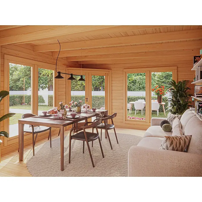 Fjordholz Gartenhaus Julia 40 - Außenmaß inkl. Dachüberstand (B x T): 588 x 400 cm, Holz, Naturbelassen - Gemütliches Holz-Gartenzimmer mit hellen Holzwänden und -decke, eingerichtet als Ess- und Wohnbereich mit Sofa.
