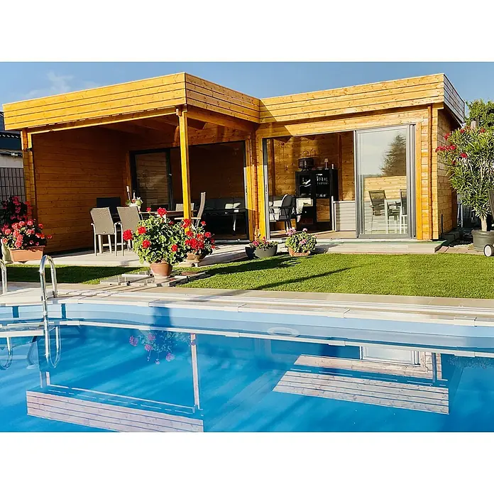 Fjordholz Gartenhaus - Außenmaß inkl. Dachüberstand (B x T): 710 x 598 cm, Holz, Naturbelassen - Ein helles Gartenhaus aus Holz mit überdachter Terrasse steht neben einem Swimmingpool und bietet Wohnraum im Freien.
