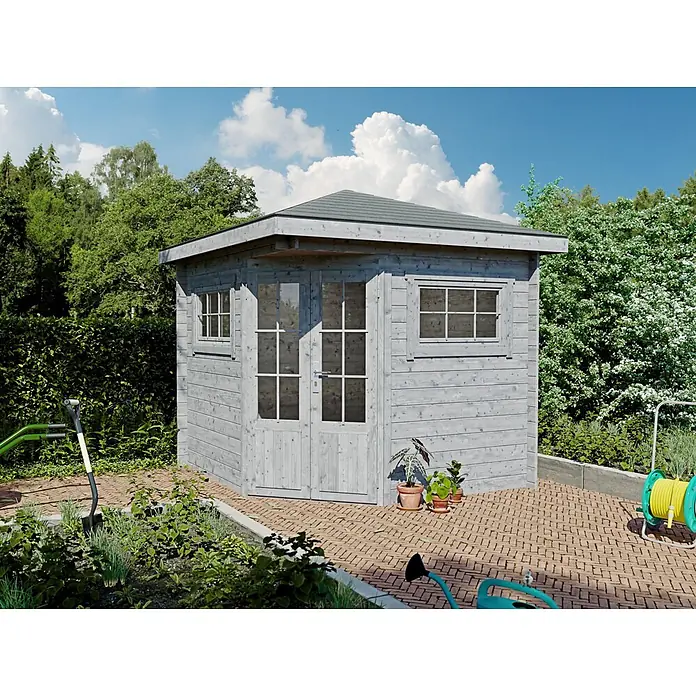 Fjordholz Gartenhaus Evelyn 2A - Außenmaß inkl. Dachüberstand (B x T): 260 x 260 cm, Holz, Grau Imprägnierung - Hellgraues Holz-Gartenhaus in einer Gartenumgebung mit Pflastersteinen, Pflanzen und Werkzeugen.