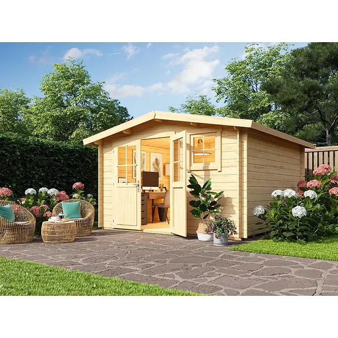 Fjordholz Gartenhaus Eliza 5F ohne Imprägnierung - Außenmaß inkl. Dachüberstand (B x T): 356 x 356 cm, Holz, Naturbelassen - Helles Gartenbürohaus aus Holz mit offenen Türen, innen eingerichtet und Terrassenmöbeln im gepflasterten Gartenbereich.