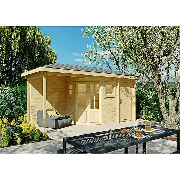 Fjordholz Gartenhaus Evelyn 1E - Außenmaß inkl. Dachüberstand (B x T): 500 x 200 cm, Holz, Naturbelassen - Holzhütte mit überdachter Terrasse und integriertem Lagerraum, aus Naturholz und dunklem Dach, in einem sonnigen Garten.