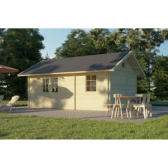Fjordholz Gartenhaus Carolina 40 - Außenmaß inkl. Dachüberstand (B x T): 575 x 390 cm, Holz, Naturbelassen - Gartenhaus aus hellem Holz mit dunklem Dach in grüner Umgebung, mit Gartenmöbeln.