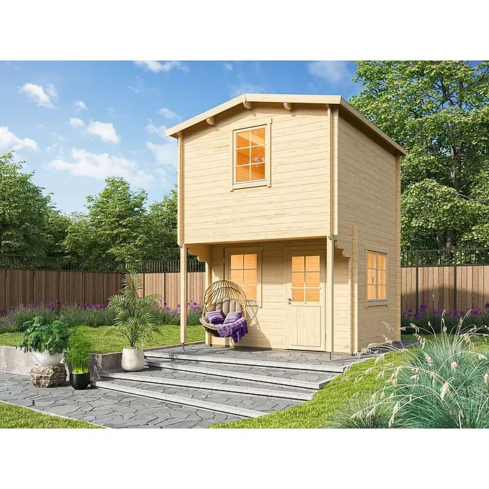 Fjordholz Gartenhaus Pixie 44 - Außenmaß inkl. Dachüberstand (B x T): 355 x 414 cm, Holz, Naturbelassen - Zweistöckige Gartenhütte aus hellem Holz mit kleiner Terrasse und Hängesessel in einem grünen Garten.