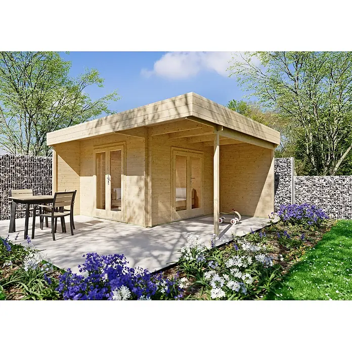 Fjordholz Gartenhaus Aaron 28 - Außenmaß inkl. Dachüberstand (B x T): 505 x 405 cm, Holz, Naturbelassen - Gartenhaus aus hellem Holz mit modernem Flachdach und integrierter Terrasse, möbliert mit Tisch und Stühlen.