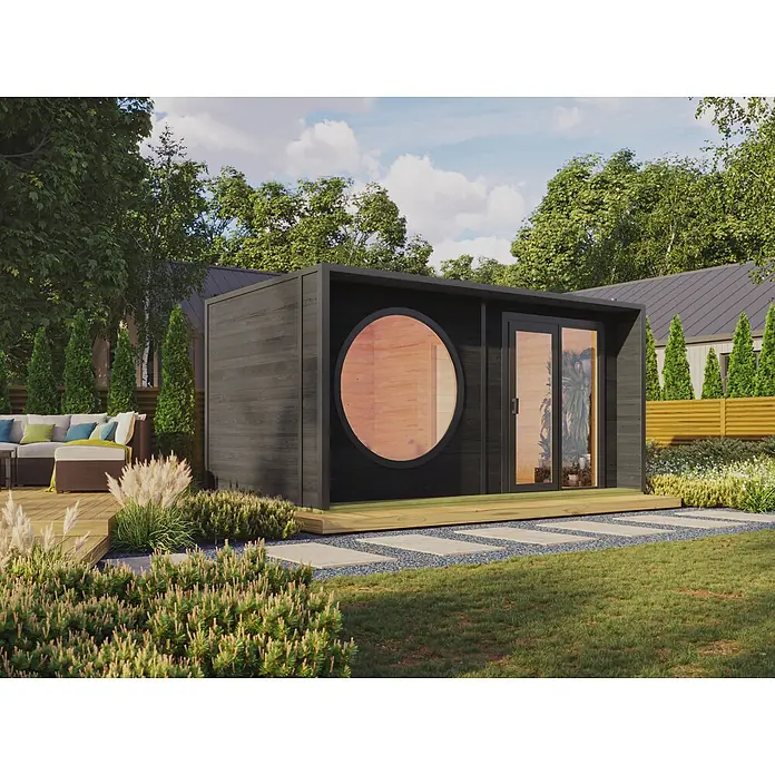 Fjordholz Gartenhaus Office Box Größe XL schwarz - Außenmaß inkl. Dachüberstand (B x T): 502 x 284,5 cm, Holz, Schwarz - Modernes schwarzes Gartenhaus mit Rundfenster und Glastüren auf Holzterrasse im Garten.