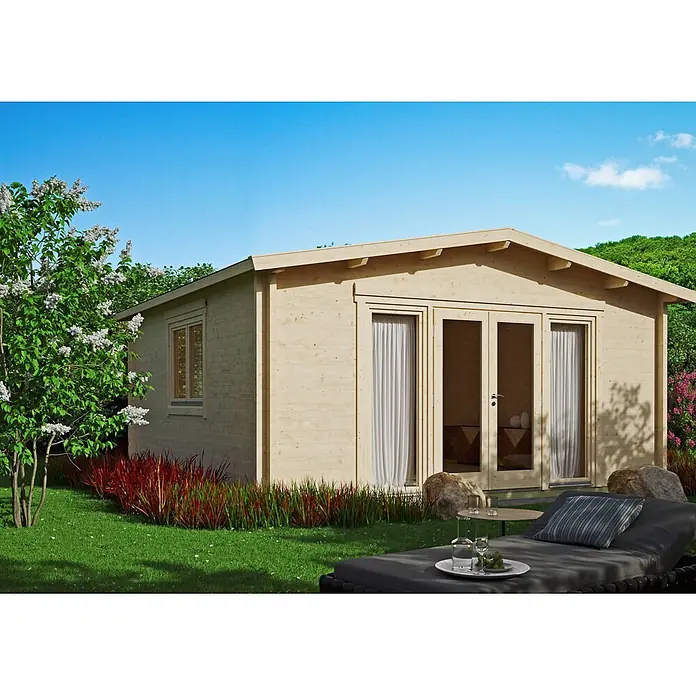 Fjordholz Gartenhaus Kim 70 H - Außenmaß inkl. Dachüberstand (B x T): 540 x 540 cm, Holz, Naturbelassen - Helle Holzgartenhütte mit kleiner Terrasse und Liegestuhl in einem üppigen grünen Garten.