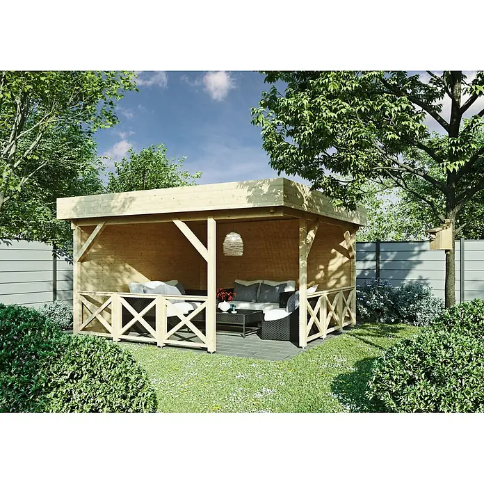 Fjordholz Gartenhaus Salo 40 C - Außenmaß inkl. Dachüberstand (B x T): 420 x 420 cm, Holz, Naturbelassen - Helles Holzgartenpavillon mit Outdoor-Sitzbereich und Kreuzstreben-Geländern, eingebettet in einem grünen Garten.