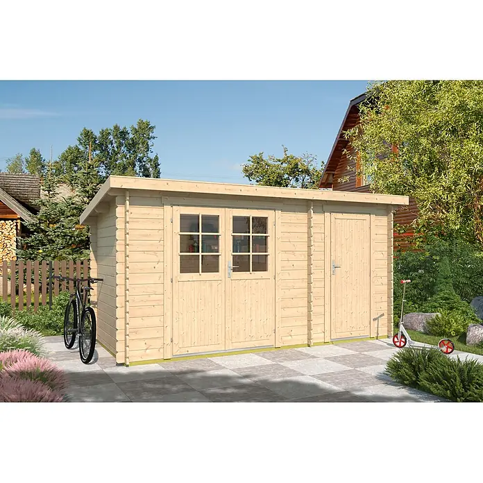 Fjordholz Gartenhaus Annika 28 B - Außenmaß inkl. Dachüberstand (B x T): 445 x 200 cm, Holz, Naturbelassen - Geräumiges Gartenhaus aus hellem Holz mit verglasten Doppeltüren und einer Einzeltür auf Pflaster im Garten.