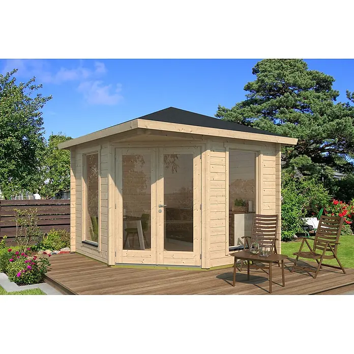 Fjordholz Gartenhaus Lisa 44 A Modern - Außenmaß inkl. Dachüberstand (B x T): 320 x 320 cm, Holz, Naturbelassen - Eine helle Holzhütte mit dunklem Dach, Glastüren und Fenstern, auf einer Holzterrasse im Garten.