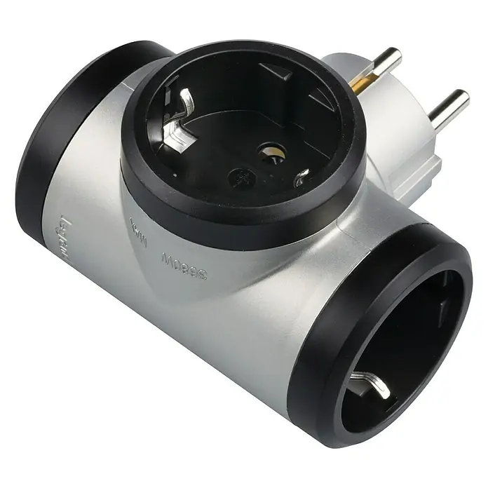 Legrand Ladrón triple - Aluminio - Un primer plano de un adaptador de enchufe que ofrece tres salidas, presentado en plata y negro.