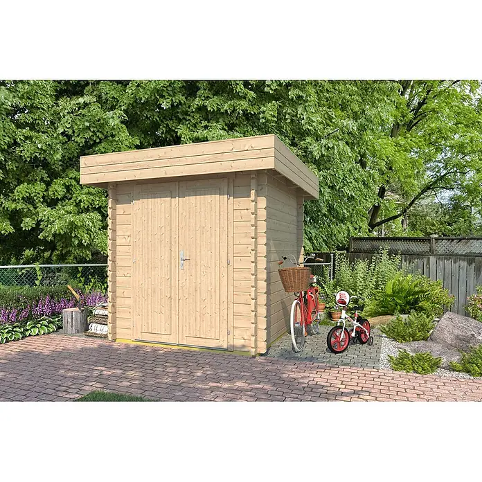 Fjordholz Gartenhaus Rob 28 A ohne Imprägnierung - Außenmaß inkl. Dachüberstand (B x T): 220 x 220 cm, Holz, Naturbelassen - Heller Holzschuppen mit Doppeltüren im Garten, Fahrräder davor.