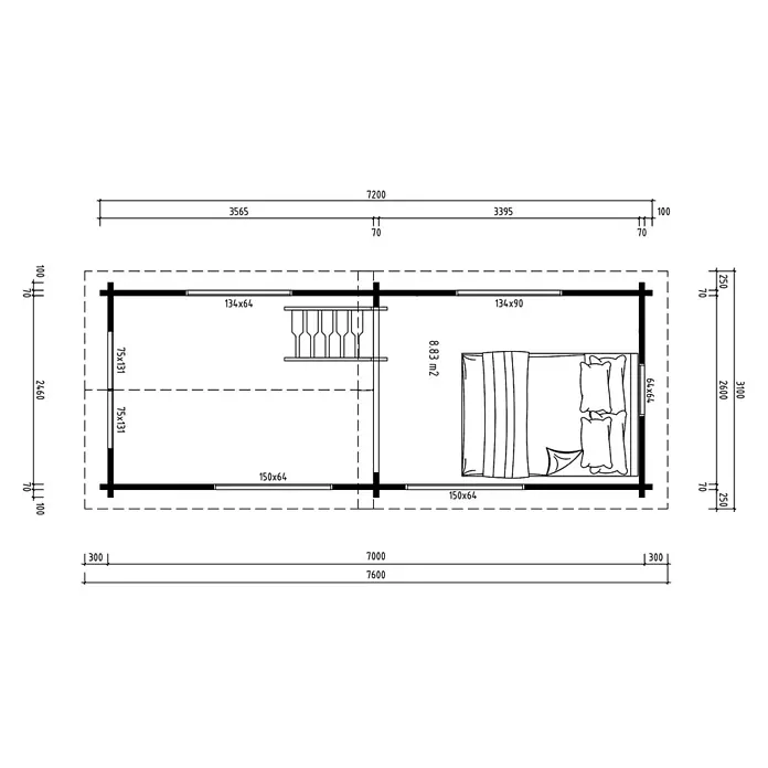 Fjordholz Gartenhaus Heritage 70 B - Außenmaß inkl. Dachüberstand (B x T): 720 x 280 cm, Holz, Naturbelassen - Detaillierter architektonischer Grundriss einer kleinen zweiräumen Hütte mit Gesamtabmessungen und interner Raumaufteilung, inklusive Bett und Treppe.