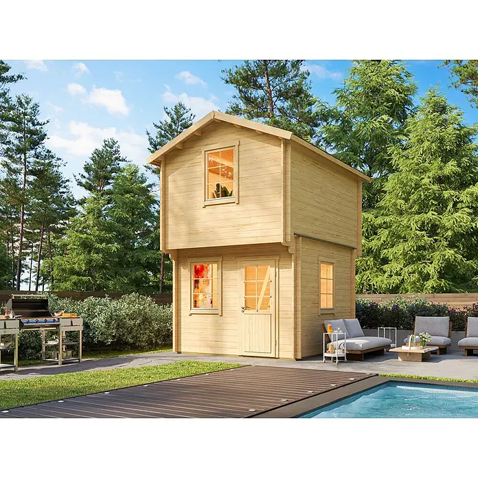 Fjordholz Gartenhaus Cyrene 44 - Außenmaß inkl. Dachüberstand (B x T): 325 x 425 cm, Holz, Farbbehandlung Schwedenrot - Zweistöckiges helles Gartenhaus aus Holz mit Fenstern, in einem Garten mit Grillplatz, Terrasse und Pool.