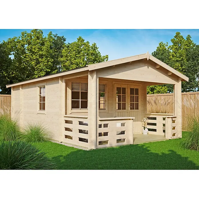 Fjordholz Gartenhaus Johnny 44 B - Außenmaß inkl. Dachüberstand (B x T): 400 x 660 cm, Holz, Naturbelassen - Helle Gartenhütte aus Holz mit überdachter Veranda und Geländer, in einem grünen Garten.