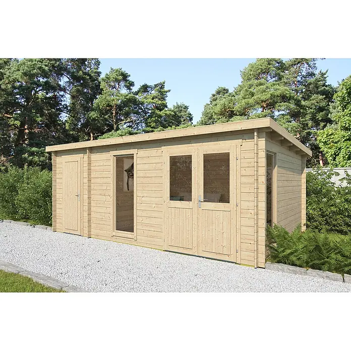 Fjordholz Gartenhaus Krista 28 B Farbbehandlung Lichtgrau - Außenmaß inkl. Dachüberstand (B x T): 568 x 380 cm, Holz, Naturbelassen - Helle Holzgartenlaube mit mehreren Türen und Fenstern, auf einem Kiesweg inmitten von Grün.