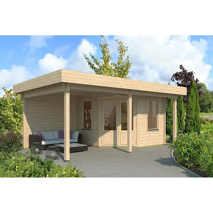 Fjordholz Gartenhaus Nora 44 G Klassik - Außenmaß inkl. Dachüberstand (B x T): 590 x 320 cm, Holz, Naturbelassen - Holz-Gartenhaus mit Flachdach und integrierter überdachter Terrasse. Sitzmöbel sind auf der Terrasse sichtbar.