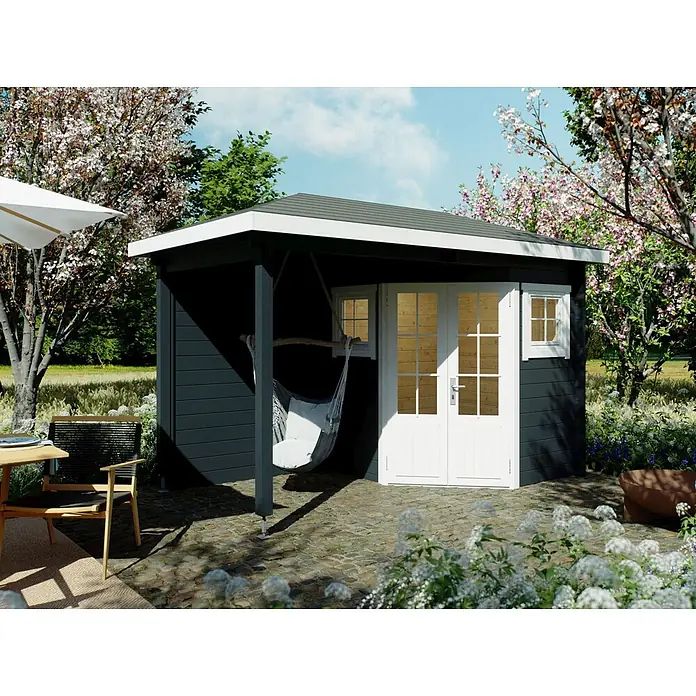 Fjordholz Gartenhaus Evelyn 1B - Außenmaß inkl. Dachüberstand (B x T): 380 x 200 cm, Holz, Naturbelassen - Dunkelgraues Gartenhaus mit weißen Türen und Fenstern, inklusive überdachter Veranda mit Hängematte auf Steinplatten im blühenden Garten.