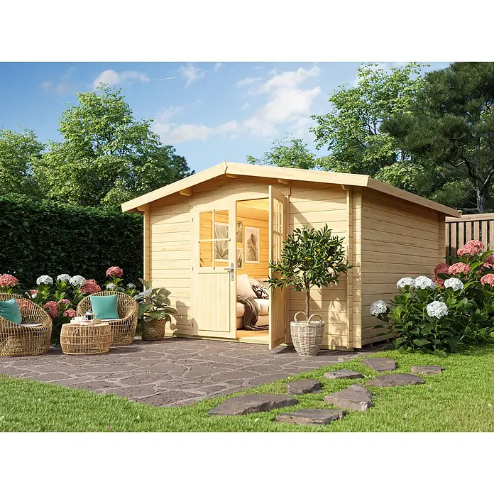 Fjordholz Gartenhaus Eliza 5D - Außenmaß inkl. Dachüberstand (B x T): 356 x 356 cm, Holz, Naturbelassen - Helle Gartenhütte aus Holz mit offener Tür, die einen gemütlichen Innenraum zeigt, auf einer Terrasse mit Gartenmöbeln im Garten.