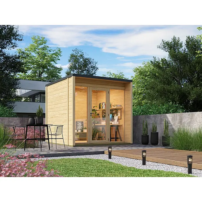 Fjordholz Gartenhaus Office Box Größe S natur - Außenmaß inkl. Dachüberstand (B x T): 254,5 x 284,5 cm, Holz, Naturbelassen - Ein heller Holz-Garten-Büropod mit Glastüren und schwarzem Dach, in einem modernen Garten mit Terrasse.
