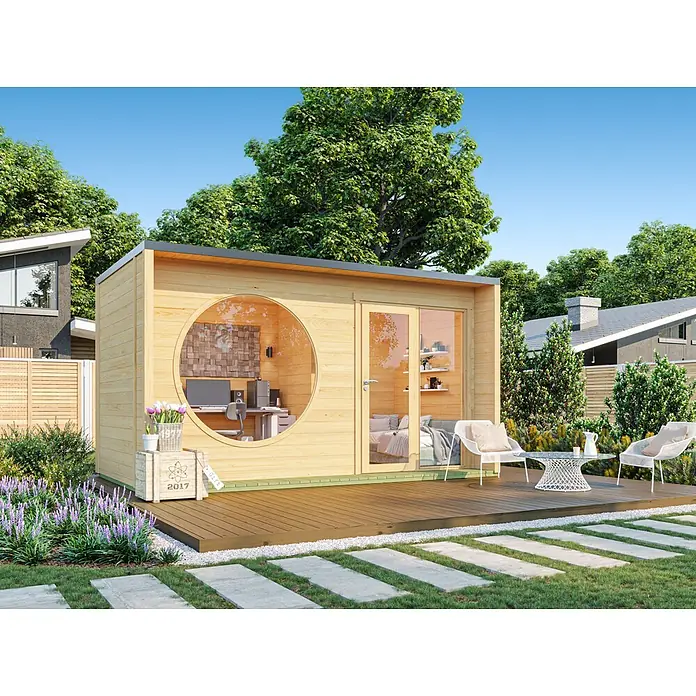 Fjordholz Gartenhaus Office Box Größe M natur - Außenmaß inkl. Dachüberstand (B x T): 451,5 x 254,5 cm, Holz, Naturbelassen - Modernes Gartenbüro aus hellem Holz mit großem Rundfenster und Terrasse, in einem grünen Garten.